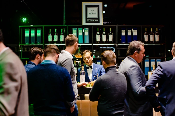 Barfoto event in Blauw Kostuum